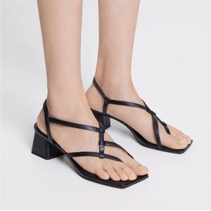 Black sandal with block heel